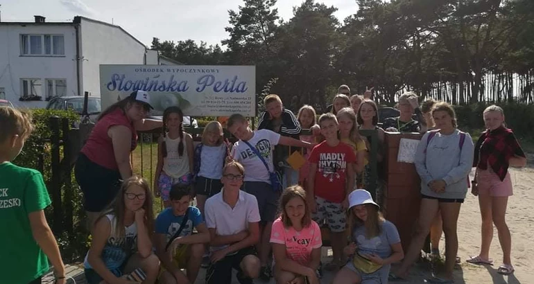 uczestnicy wypoczynku zdjęcie grupowe